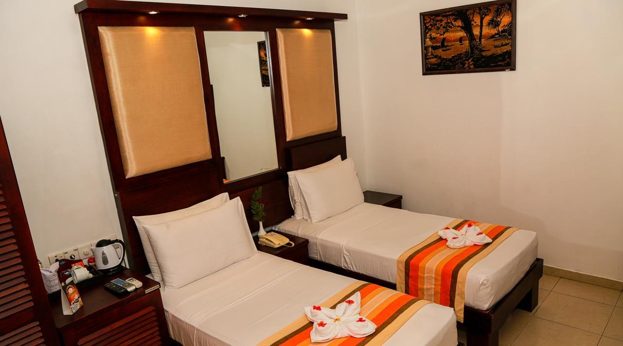 Oak Ray Serene Garden Hotel Kandy Exterior photo